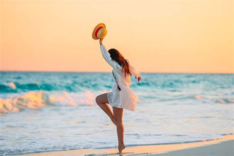 chicas guapas en la playa|Chica Guapa En La Playa Imágenes y Fotos